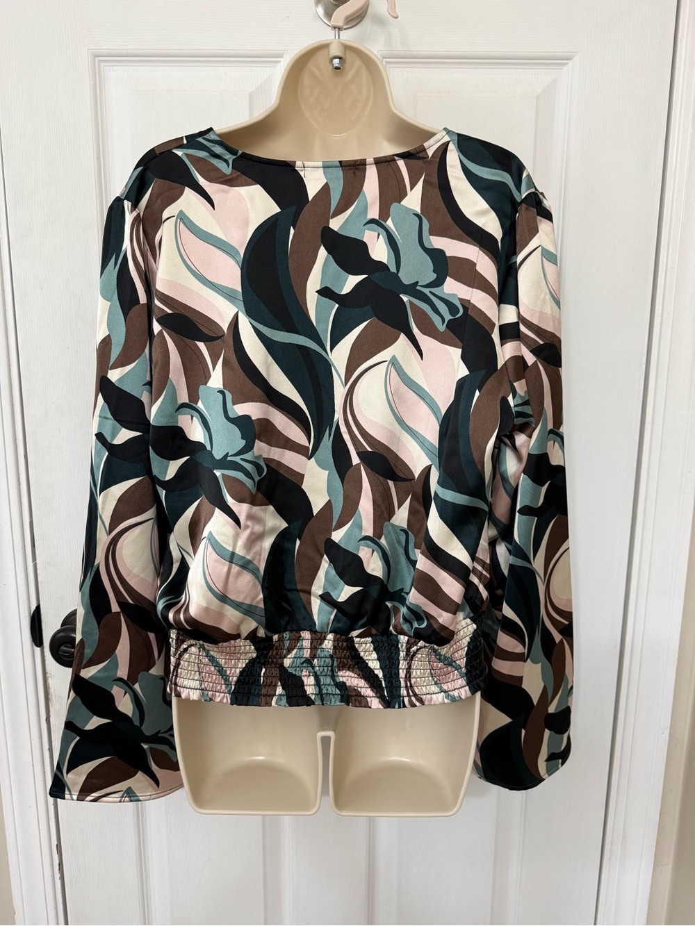 Pleione Abstract Print Surplice Bell Sleeve Smocked Blouse XL - Picture 3 of 15
